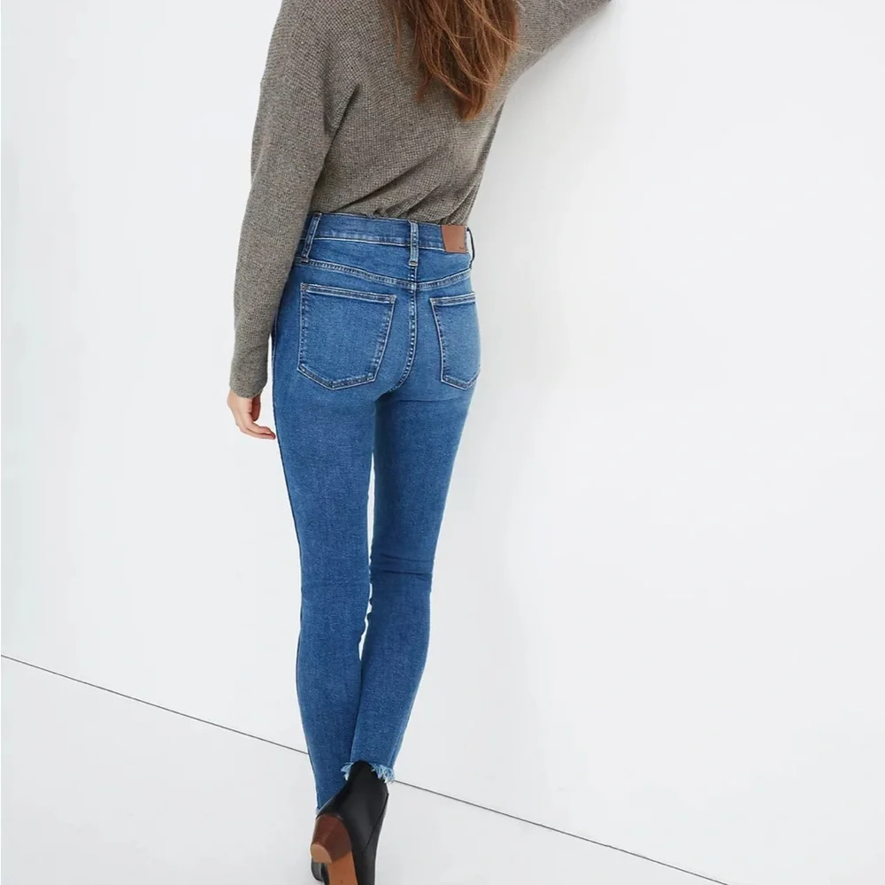 Madewell 10” High-Rise Skinny Button Fly and Ankle Raw Hem Skinny Jeans - Picture 3 of 12